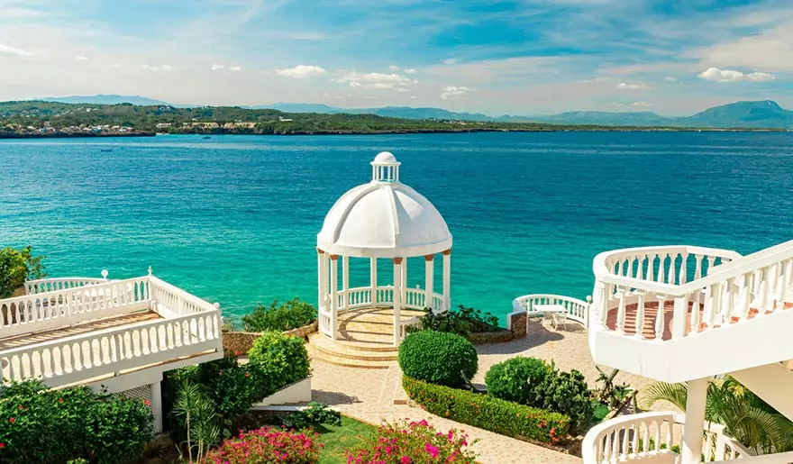 mirador con vistas al mar rodeado de un jardin en puerto plata